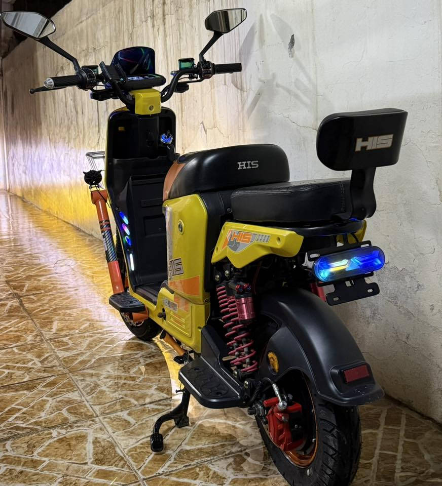 السلام عليكم اخوتي
دراجه شحن 
نوع دراجه x900 ماركة HIS
تحتوي على 5 بطاريات تمشيك 40 كليومتر حقيقي 
و سرعتها توصل 98 و بيها 4 سرعات تتحكم بيهم بيدك 
الدراجه ماشية 3500 كليومتر 
كهربائيات ماملعوب بيها و بحاله وكاله حتى قفل انذار و حساس مالته شغال و بدون كل عيب 
تشغيل عن بعد بيها و مفتاح همين 
و بيها جنطه تخزين إضافيه اطيها ويه دراجه 
تايرات جديده + زوج لايات زينون إضافي شديتلها 
شرط جديده دراجه و بحاله وكاله و كلشي بيها بلادي
سعر دراجه ((390 الف)) و بيها مجال للشراي 
***********

