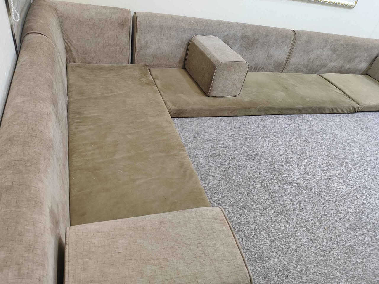 جلسة عربية كويتي سفنج بغلي مستعملة نضيفة اصلي إرتفاع المندر 10سم  قياسة 13 متر مضبوط 6 منادر 10 مساند طول المسند مترين إرتفاعة50سم مع زاوية و3 تكيات السعر375  العنوان البصرة الجبيلة شارع السايلو قرب كرفان المختار رقم الحساب الهاتف للاستفسار *********** ومتوفر توصيل البصرة, العراق
