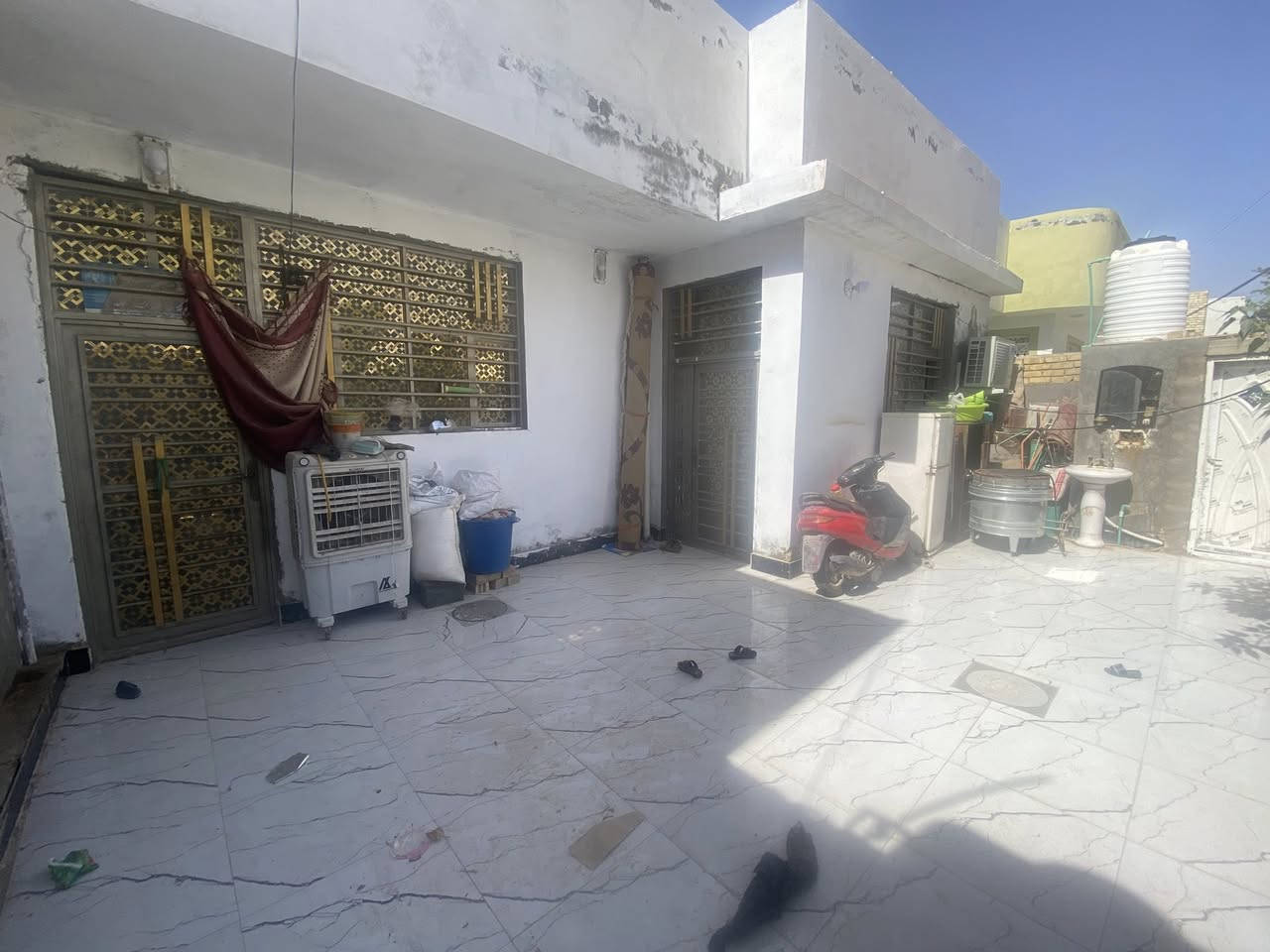 دار سكنية مميزة للبيع - موقع استراتيجي وتجاري ✨
📍 الموقع العام: النجف الأشرف، يربط بين شارع المجمعات وشارع جامعة الكفيل، قريب جداً من شارع المجمعات (حوالي 40 متر فقط).
🔍 تفاصيل ومواصفات الدار:
 المساحة: 200 متر مربع.
 السند: طابو ملك صرف ).
 الشارع الأمامي: يقع على شارع 20 متر تجاري.
 المداخل:
 المدخل الأول: من جهة حسينية الإمام علي (عليه السلام).
 المدخل الثاني: من جهة شارع 60 متر التجاري الرئيسي.
🌳 الميزات الإضافية:
 حديقة خارجية مستقلة: مسيجة بالكامل ومزروعة بأجود أنواع الأشجار (أشجار النخيل، العنب، ومجموعة متنوعة من الأشجار الأخرى) مما يضفي إطلالة خضراء مميزة وهادئة للمكان.
 موقع حيوي: ممتاز للسكن أو الاستثمار نظراً لقربه من الخدمات والشوارع التجارية الرئيسية.
📸 تجدون صور تفاصيل الدار من الداخل والخارج، والحديقة، وإطلالة الشارع مرفقة في المنشور (كما يظهر في image_11.png وحتى image_20.png).
📞 للاستفسار والتواصل:
للمزيد من المعلومات أو لتنسيق موعد للمعاينة، يرجى التواصل عبر الاتصال المباشر أو مراسلتنا على تطبيق الواتساب:***********

