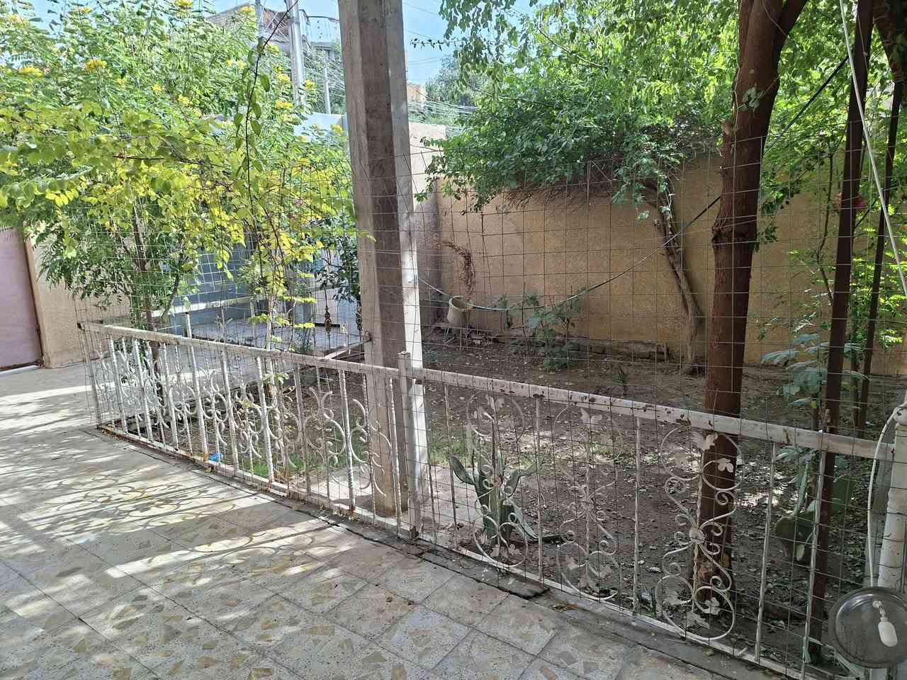 الدار للبيع ميسان حي الرساله شارع ابو السماعات المنزل ركن مساحته الكليه 254 يحتوي المنزل على 6 غرفه مع 2 صاله مع 3 مجمعات صحيه مع مطبخ واستقبال كبير وحديقه منزليه وكراج سياره داخلي الاستفسار الاتصال على الرقم التالي *********** سيد محمد
