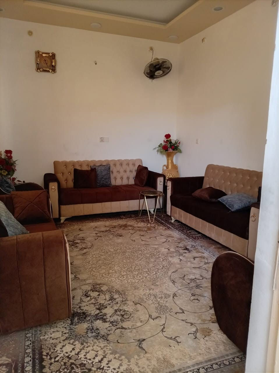 دار للبيع حي الزهراء شارع ١٥متر ١٠٠متر مربع ١٠×١٠ طابقين يحتوي على ٣غرفه نوم واستقبال ومطبخ وصاله وصحيات البيت نضيف السعر ٢٩٠ مليون مع المجال 
***********
حسين الرماحي
