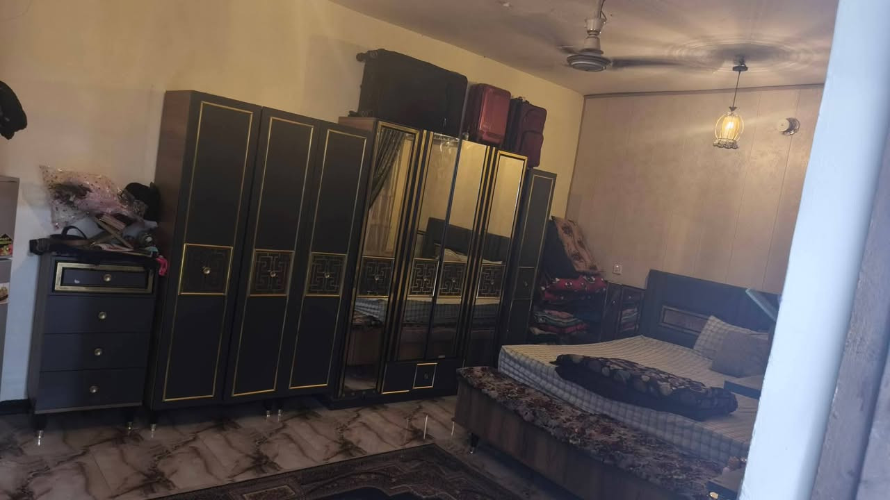 السلام عليكم... 
دار للبيع طابق واحد وبيتونه كبيرة ... بسعر مناسب وبيع مستعجل يصلح استثمار...طابو صرف ..المحموديه حي السلام بالقرب من المدراس الصينيه بشارع حسينه ام البنين ع...المساحة ١٥٠ م ... البيت جاهز للسكن ... البيت احلى من الصور بالواقع 
يحتوي على ... كراج وصحيات خارجيه واستقبال ومطبخ وهول داخلي وغرفتين نوم .... للاستفسار مراسلة الصفحة او الاتصال على ه‍ 
***********
***********
