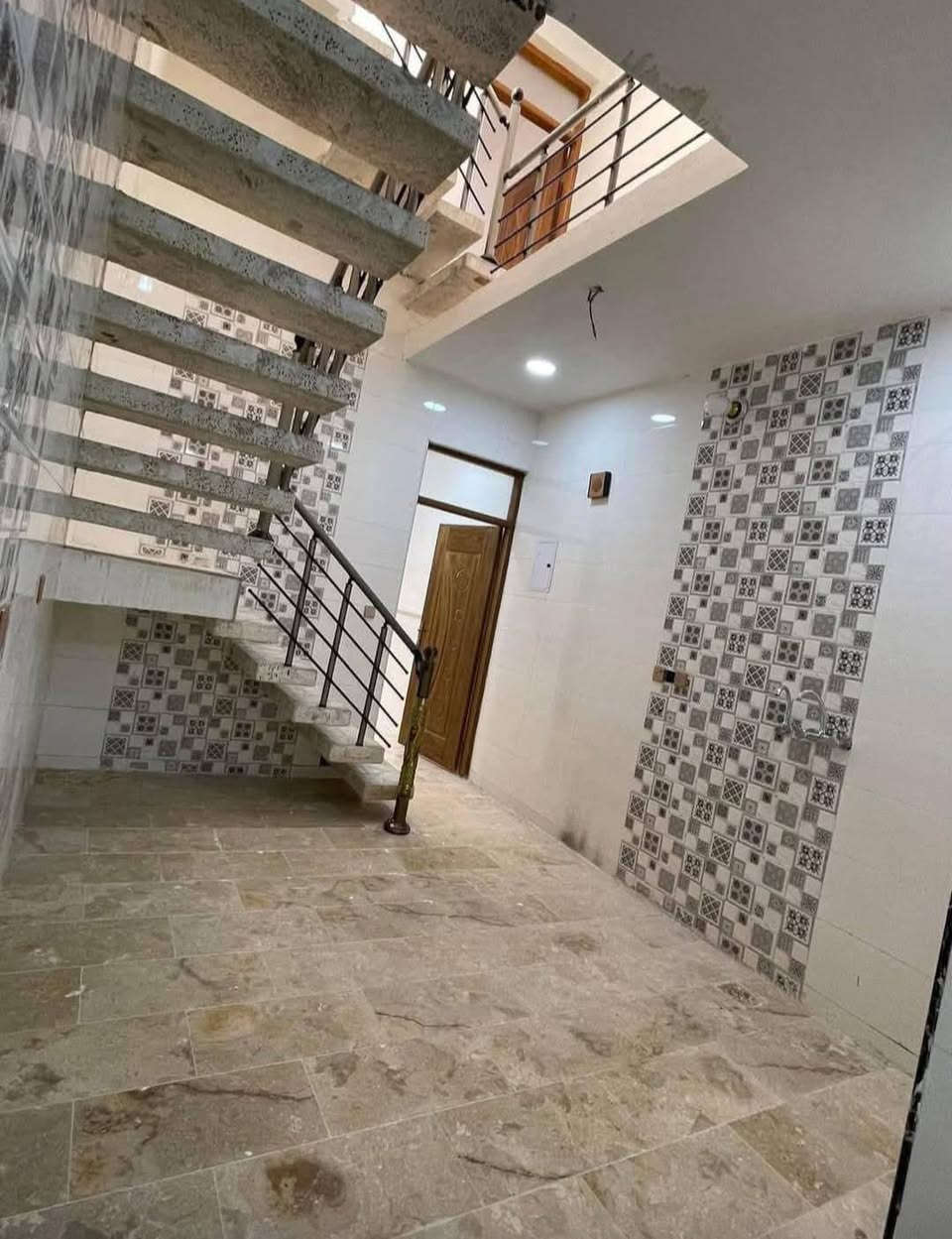 الدار للبيع مساحته 70م الواجهة 3ونص×20 يتكون البيت 3 غرف الفوق مع الجوه مع خدمات فوق و الجوه-  طابو صرف ملك 
الموقع بغداد الشعب  وره مطعم محمد الكردي قرب موكب ابو حيدر 

غير  متواجد على الفيس فقط الواتساب :***********

السعر :168مليون
