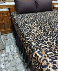 غرفة نوم • أثاث خشب • ديكور