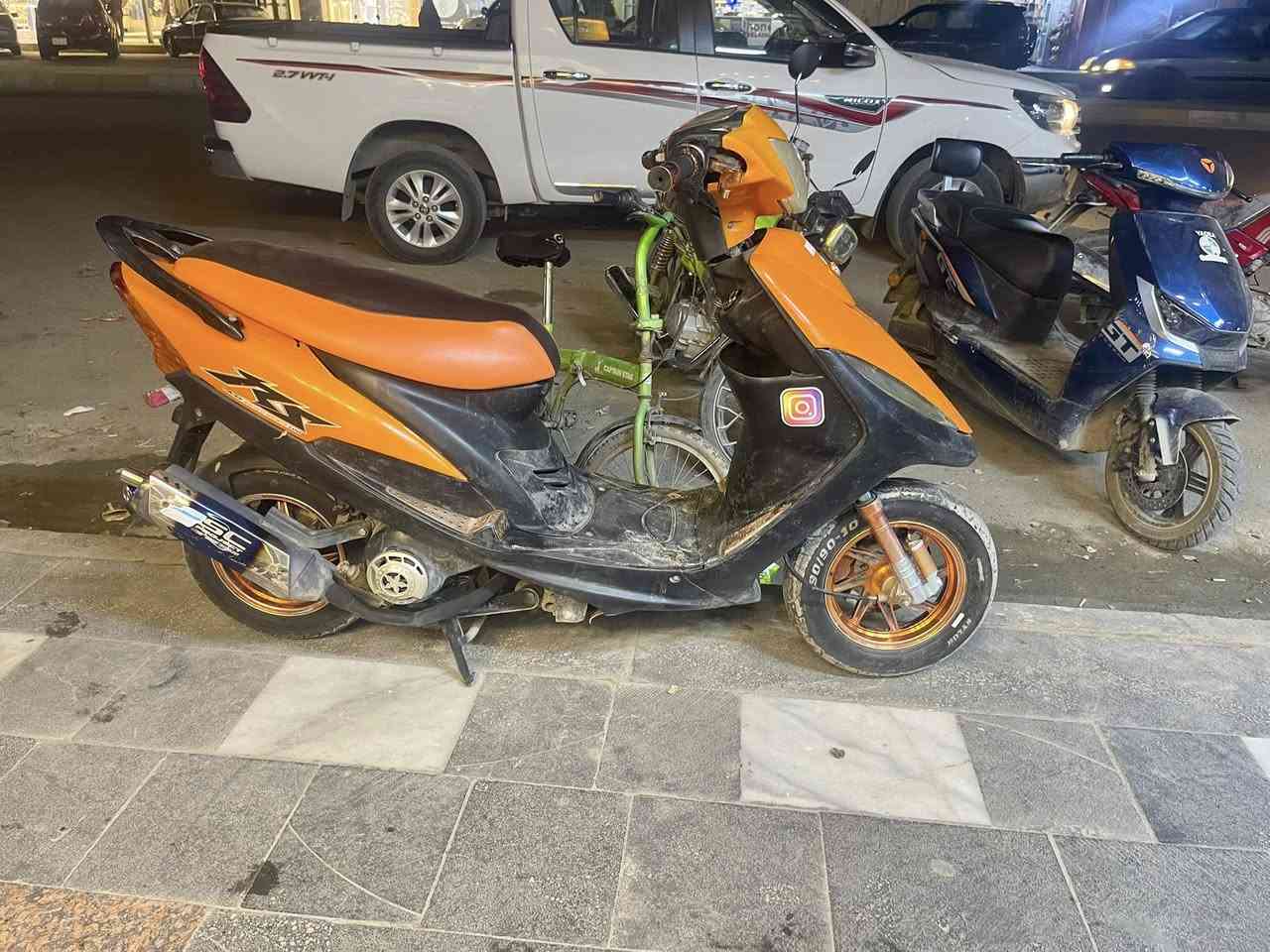 السلام عليكم 
دراجة للبيع تي ماكس مزودة كاملة مابيهة اي نقص السعر 600 وبيهة مجال   
***********
