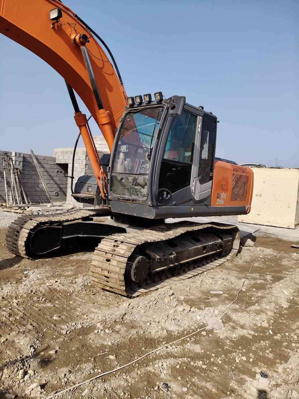 السلام عليكم حفارة هيتاشي z3  210H للبيع ٢٠١٣ العنوان الكوت الحي الصناعي حفارة جاهزة كل نقص مابيه للاستفسار ***********
