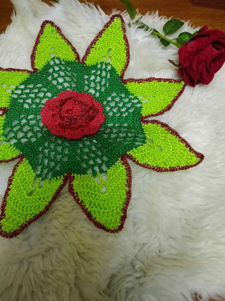 مفرش كروشيه لطاولةصغيرة بتصميم الوردة...قطعة فنية تضفي حياة وألواناً مبهجة على ديكور منزلك مشغولة يدوياً بخيط البريسم الناعم 
A crocheted tablecloth with a rose design... a work of art that adds life and cheerful colors to your home decor, handcrafted with soft silk yarn.
للمزيد من المعلومات التواصل على الخاص.


**إذا كنت صاحب هذا الإعلان وتريد حذفه لأي سبب، رجاءا أرسل رسالة إلى الدعم الفني**