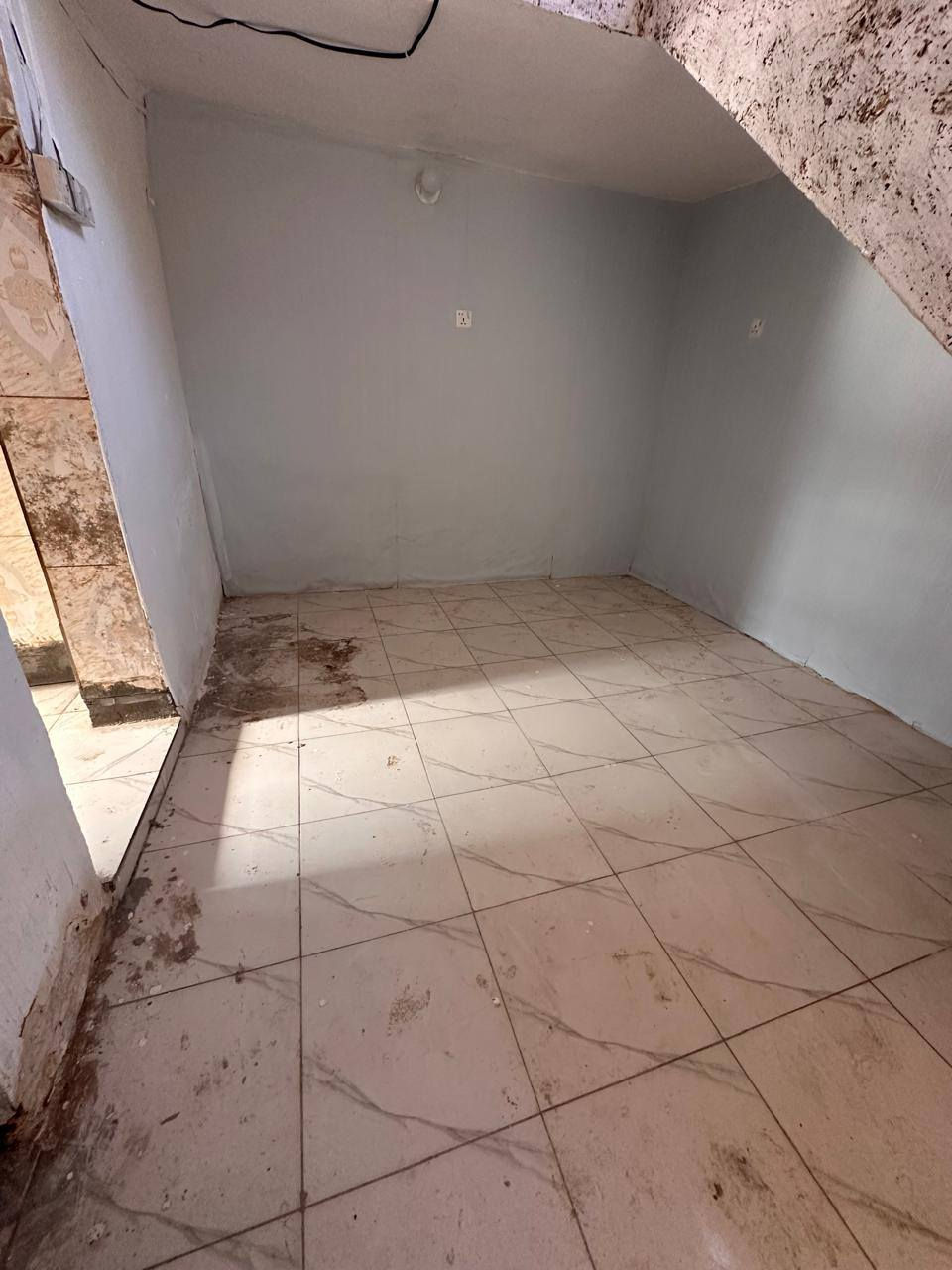 السلام عليكم دار للبيع سند 25 تحويل مباشر مساحه 100م يحتوي على صاله وغرفه ومطبخ وطرمه وحمام وصحيات داخليه غربي و خارجيه شرقي السطح مطبك فرشي السقف صب كونكريت تانكيات ثنين ابو ل 1000 وسخان العنوان أبو خستاوي شارع الغسل يبعد عن التبليط 30متر السعر جداً مناسب هاتف ***********
