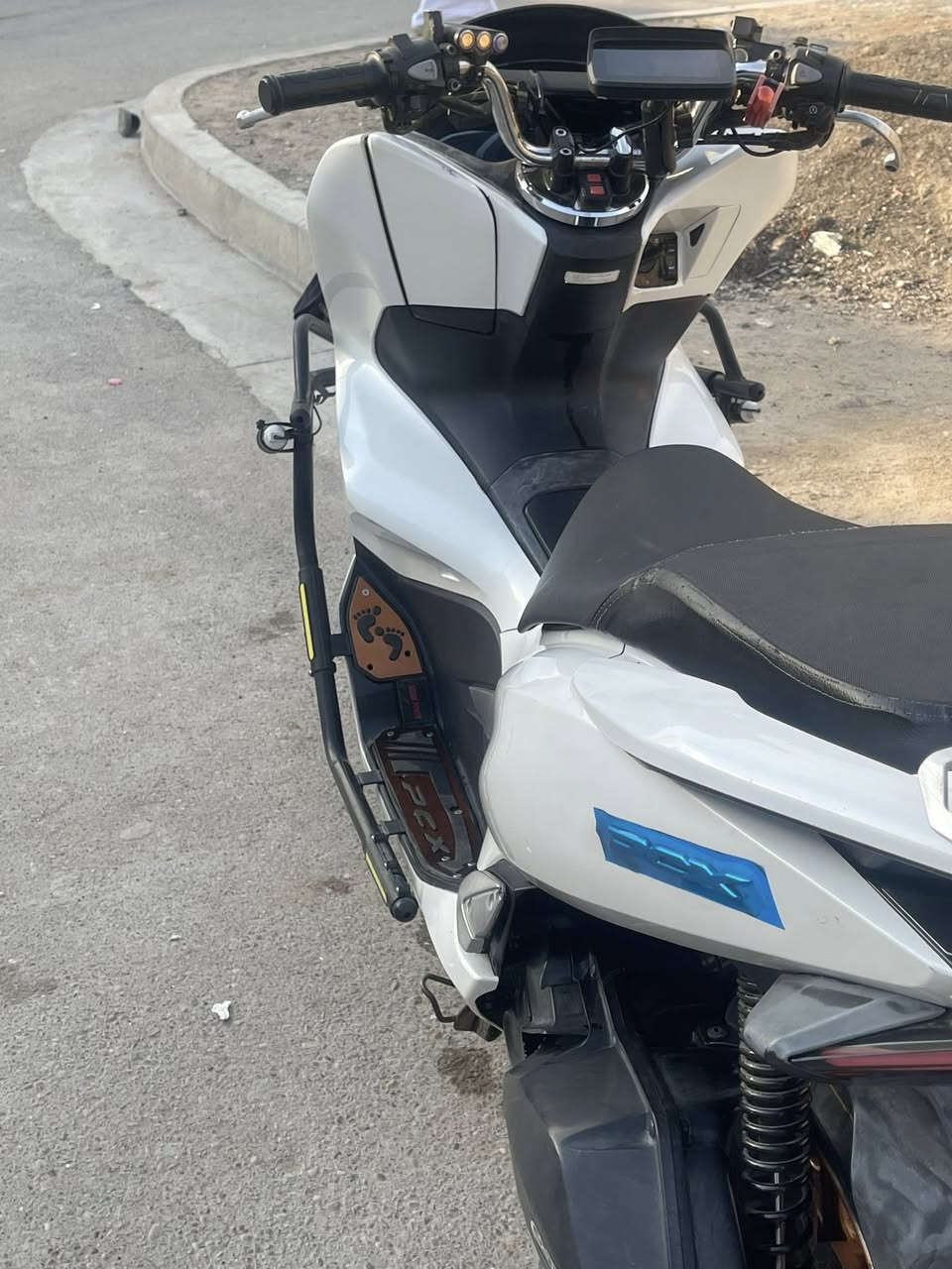 بيها تبخير Pcx جيل الثالث
ياباني 
بيها ورقة منفيست دخول كلشي بيها كامل
حساس ازدحام 
تدفئه 
استان كهرباء
مزودة :
- كامره اماميه وخلفية 
-  لايتات 
- سستم صوت 
- شاشه تدعم car play
- درع 
دراجه كلشي مابيها عدا التبخير  وسبب اهمال من يمي دراجة ماخذها ع ايدي 
ماشيه 32 الف 
تجي تاخذها من بيتنا اني ماخذها بسعر 22 ورقه الله شاهد عليه 
الي ينطينا بيها سعر معقول وميظلمها كل الهلا بي 
***********  رقمي للتواصل 
مكاني بغداد البلديات
