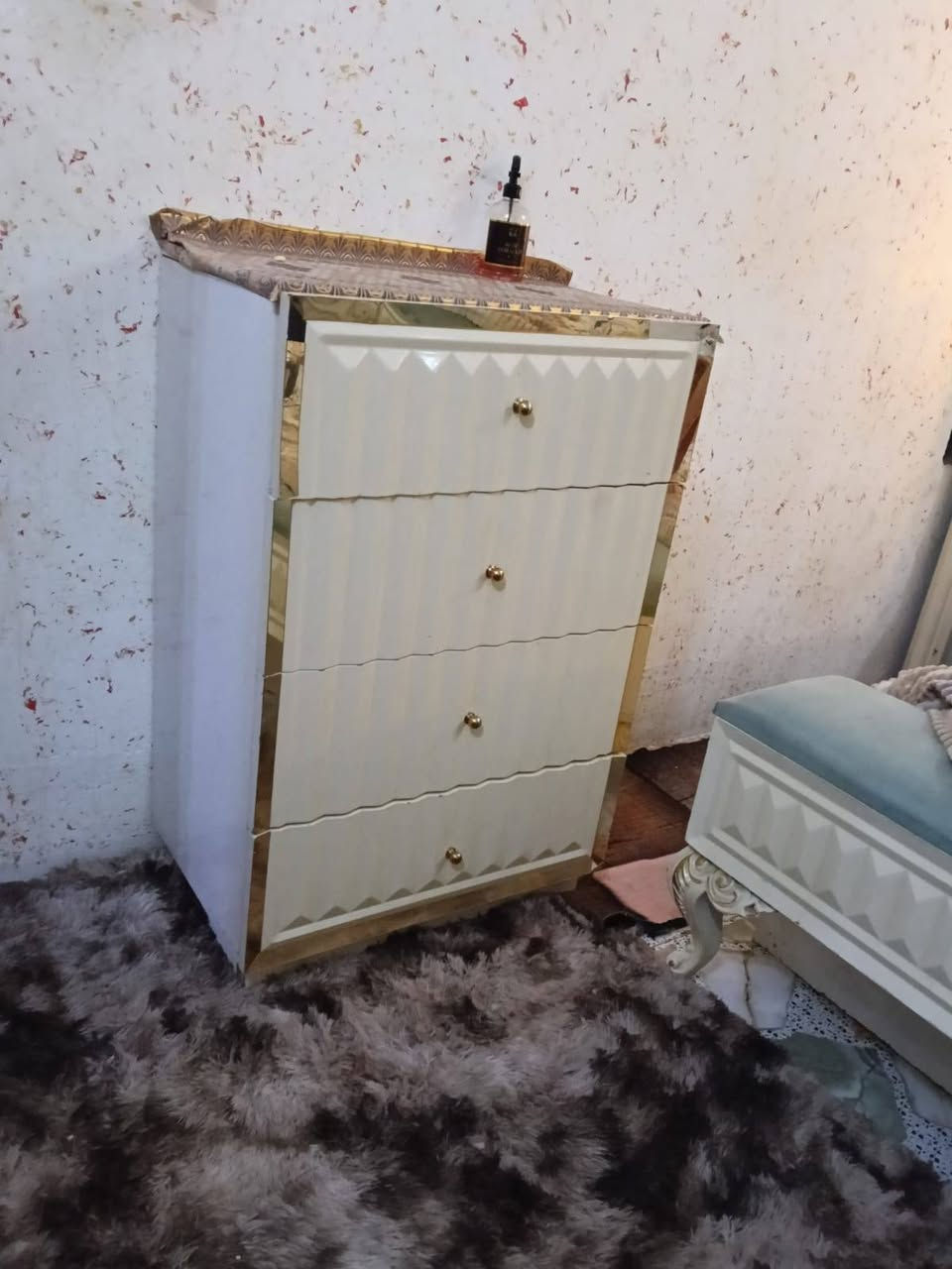 السلام عليكم غرفة تركية درجة والاى نظيفه مابيها شي مكسور نظافتها 80بل 100 مستعجل عله بيعتها السعر 550 مكاني نجف حي العسكري للاستفسار اتصل ***********
