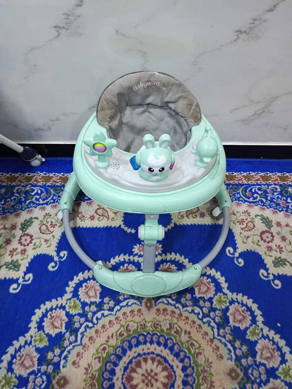 السلام عليكم غراض للبيع وكل من وسعرة بغداد حي الإعلام شارع اميمة ***********
