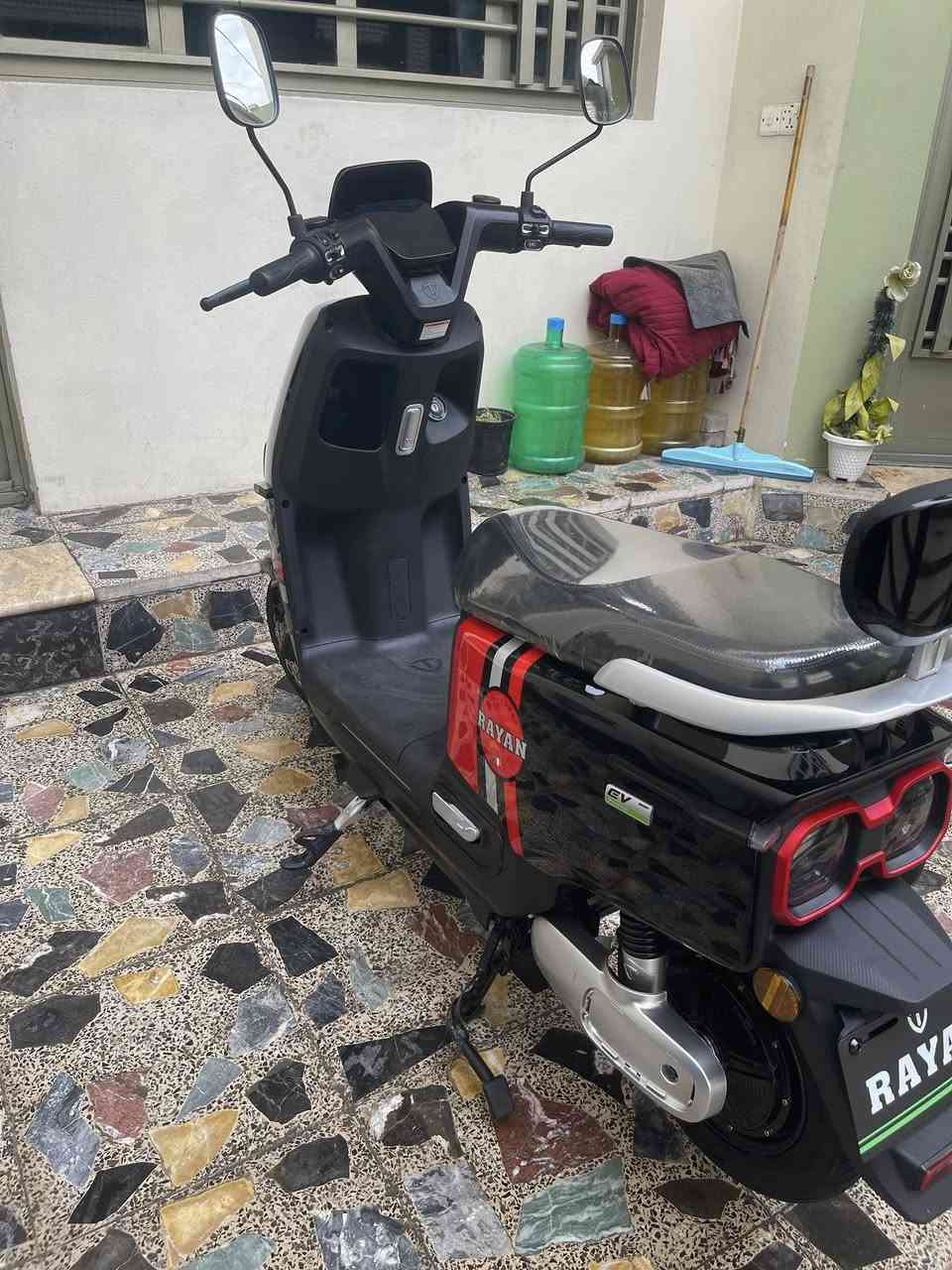 سلام عليكم  للبيع دراجه شحن شركه الريان دراجه بوضعيه الزيرو استخدام 5 اشهر
١- بطاريات 6
٢-نظام بارك 
٣-حجم الملف 1200
٤-اشاير يمنه يسره 
٥-لايت عالي ناصي 
٦-سرع 3 
٧- الشحنه الوحده تمشيك ٤٥ كيلو متر 
٨- شاحنه من شركه تايلج الاصليه 
٩- سويجات عدد 2 + بصمات عدد 2 
١٠- السرعه 55 حقيقي 

العنوان مدينه الصدر السعر خاص رقم الهاتف ***********
