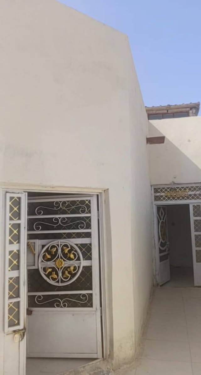 سلام عليكم بيت مساحته 100 م قريب علا سايدين شرع لوكفه بالبو جاسم زرعي يتكون من قرفه وصاله ومطبخ وبراني مكلف بشر سعر ٢٠ وبيه مجال قليل ***********
