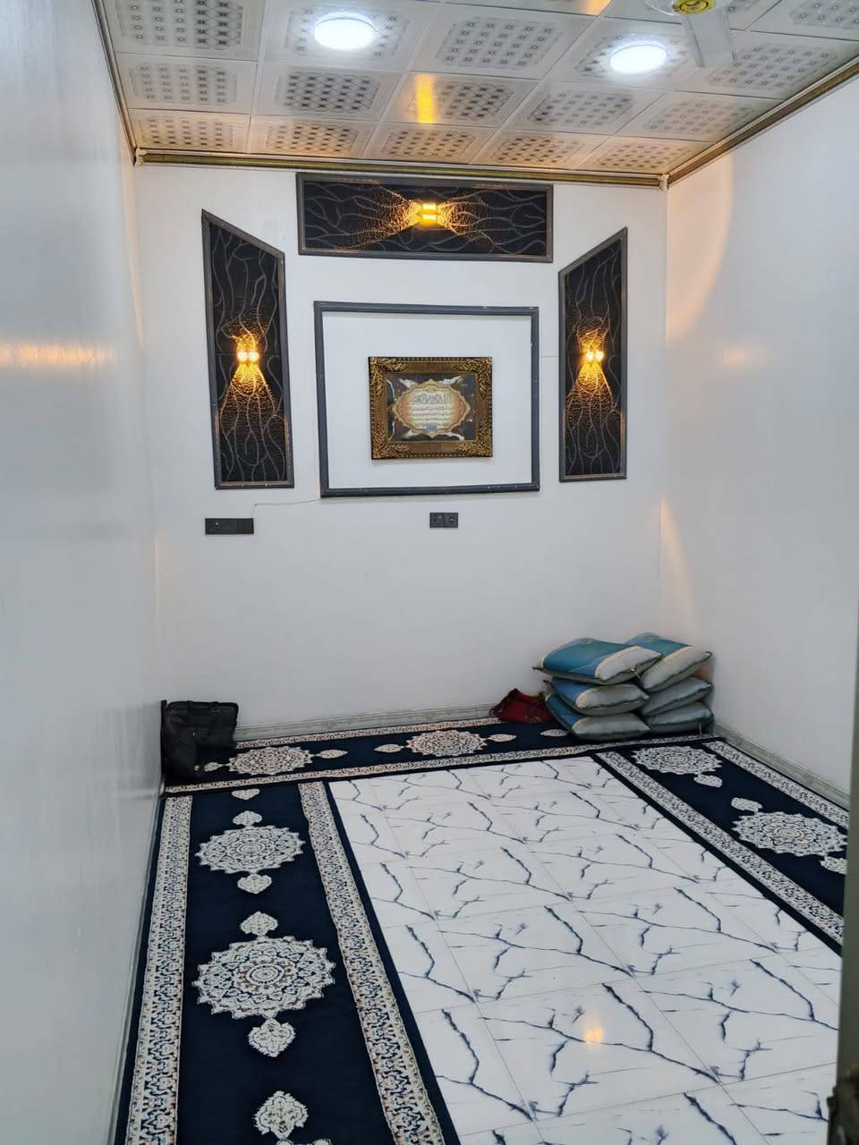 اعلان 📣📣
دار للبيع مساحه 140متر زراعي 🏠

يتكون من غرفتين نوم استقبال مطبخ هول صحيات درج داخلي بيتونه كراج فول مواصفات 🏠

موقع العقار حي العسكري الزراعي ثاني فرع من الشارع 🏠

استفسار عله الرقم ‏‪***********‬‏📞📞
