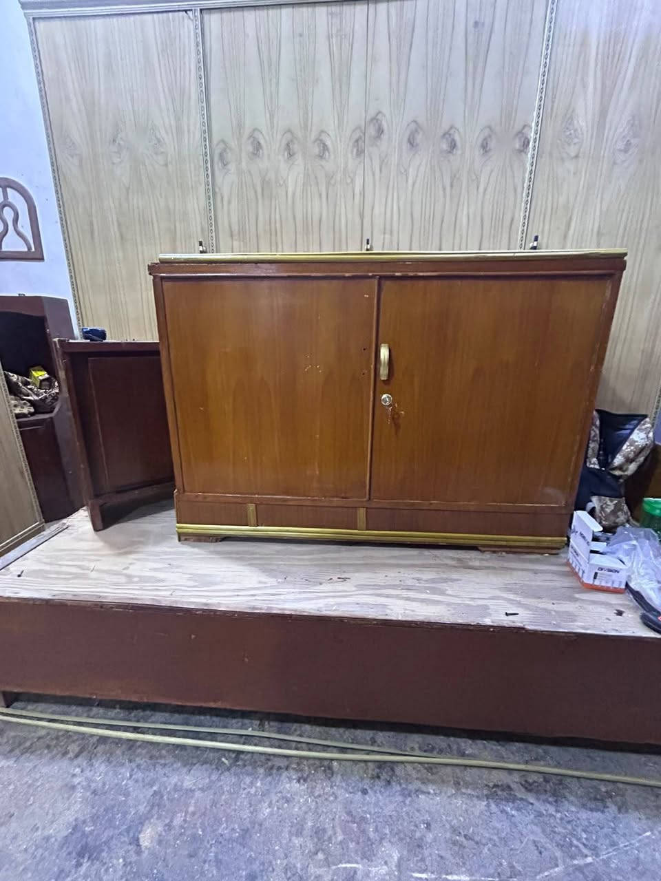 كنتورين 4بوب حطاطة السعر 215الف
كناتير 3بوب حطاطة سعر الواحد 170الف
بوفيات متر و35سنتم حطاطة السعر 75الف
بوفية متر و20 حطاطة السعر 60الف
ميز مراية حطاطة السعر 50الف 
جرباية نفر حطاطة السعر40الف
العنوان التاميم القادسية الاولى شارع المشاتل 
للاستفسار***********
