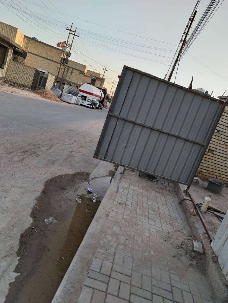 يا الله السلام عليكم...
قطعة رفت للبيع المساحه (١٠٠ متر... واجهه ٥  ونزال ٢٠)
العنوان... الرئاسه شارع عشرين قبل لاتوصل شارع ام البنين على يسرى بشارع الساده مكان حلو وعلى شارع كما موضح بصور والفديو والشراي يراسلني ع واتساب او الاتصال ***********
