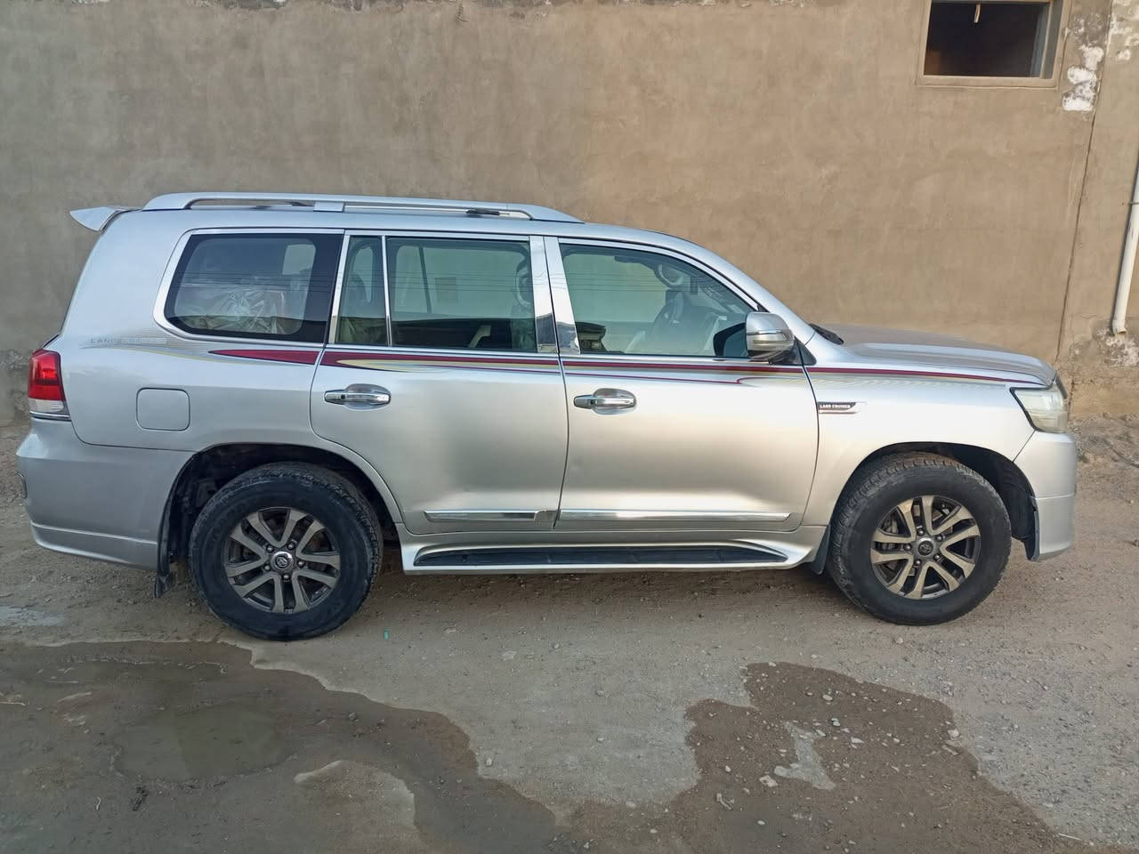 سلام عليكم من رخصت مدير لكروب لندكروز موديل 11ستينيه سياره بيه جفيه خفيفه محدثه داخل وخارج 21 هزه جديده بسمي بيع او مراوس حسب القناعه سياره ماعايزه اي شي سعره250 مداور ثاني يوم رقم***********
