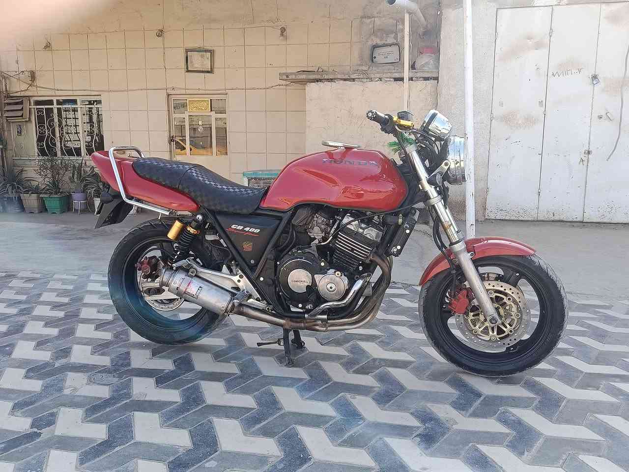 السلام عليكم
دراجة سيبي فور جيل اول 
مكينه مكفولة  السعر 10$
مكان الدراجة ديالى 
***********
