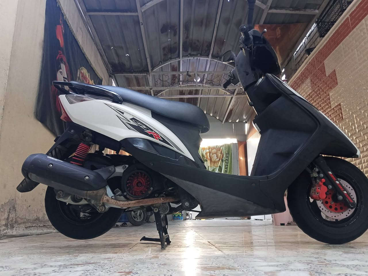 دراجة ماكس ثعلب رمبة جديدة
سرعة 140+ كابريتر بلادي + اسلف اصلي 
كفرات اصلية ومختمه ختم واحد مع محرك 
محرك ناعم ومكفول كفاله عامه وراقها ابسمي 
كهربابات عدادات كيجات دبلات كلها شغال 
الشراي يتصل ***********
شرط جيب فيتر وتعال فحص براحتك
