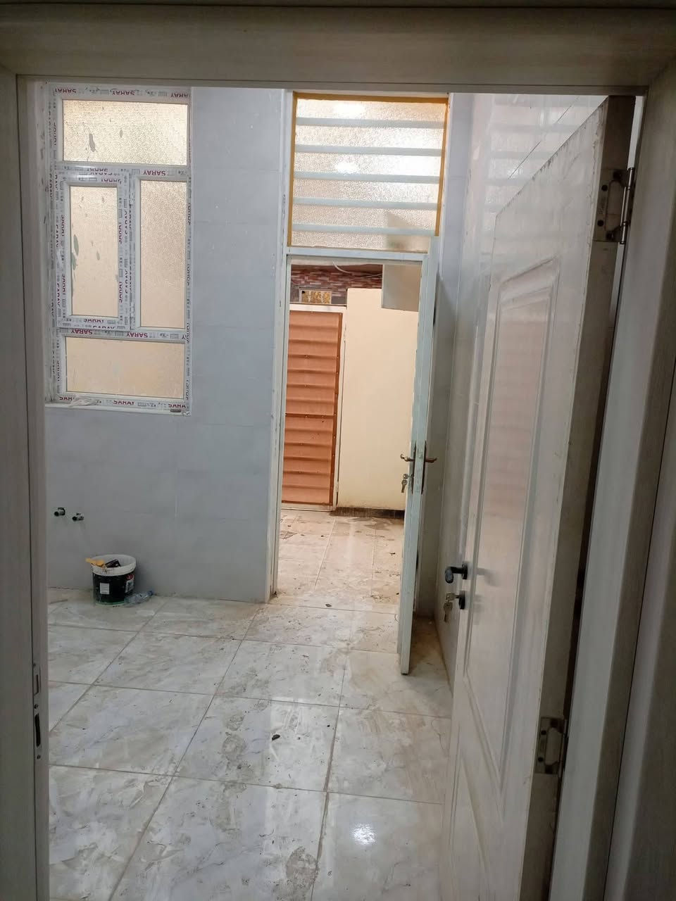 بيت للبيع 100 متر امامي ثالث بيت عن الركن عن شارع 20 الرئيسي قرب المدارس الصينيه الابتدائيه والمتوسطه بيت يبعد عن المدارس 20 متر بناء طابوك كونكريت مسلح بناء جديد غرفه وصاله وديوانيه ومنور وصحيات واستقبال البيت كامل جاهز للسكن طابو صرف ثاني يوم المداور العنوان الكامل تضحيه نهايه الشارع العياده حي الكرامه كافه الخدمات موجوده وسكن موجود السعر 97رقم الهاتف ***********
