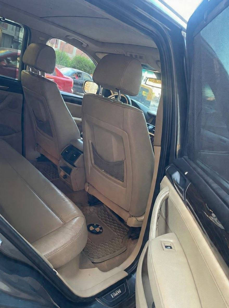 *BMWX3  فابريكا فابريكا 🔥*
*موديل 2013*
*المكنة والأساسيات:*
- الموتور: 3000cc - 6 سلندر 
- العداد: 325,000 كم شرعي
- الحالة: فابريكا دواخل وسقف وشنطة وأعمدة بدون جرام بوية
- الفتيس: أوتوماتيك

*الكماليات:*
- سقف بانوراما
- شاشة تاتش أصلية 
- جنوط سبور 18
- سنسور بارك خلفي 
- تكييف تاتش بارد تلج
- باور - 6 إيرباج
- مثبت سرعة + تحكم طارة مالتى
- مرايات ضم كهربا
بصمه 

*الورق:*
- رخصة سنة باسمي - مرور محرم بك اسكندرية
- العربية مش محتاجة مصروف - جاهزة للسفر


**إذا كنت صاحب هذا الإعلان وتريد حذفه لأي سبب، رجاءا أرسل رسالة إلى الدعم الفني**