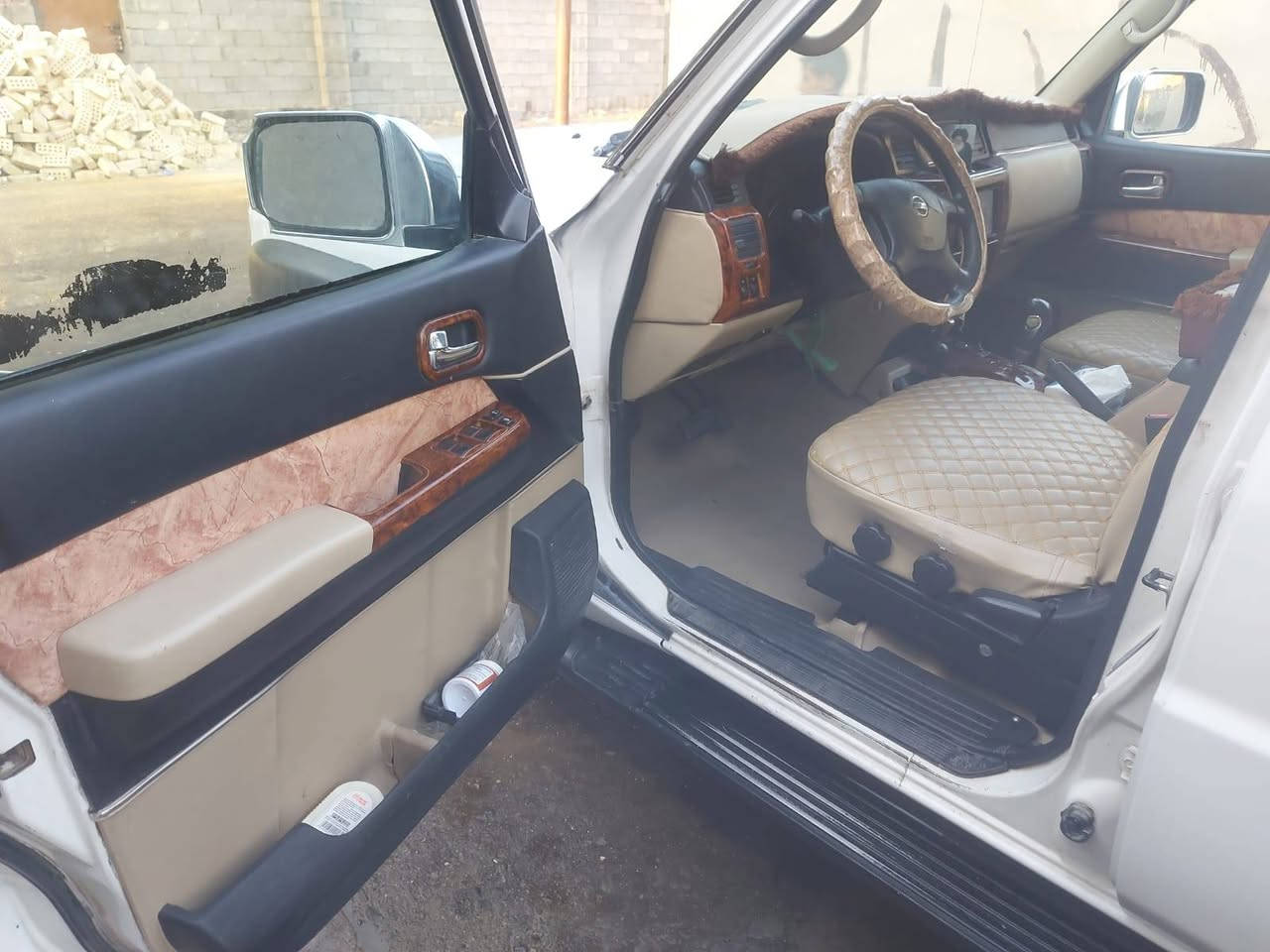 السلام عليكم ورحمة الله وبركاته
بترول مال مزاد وزارة الداخليه ٢٠٠٨ حجم مكينه ٤٨٠٠ كير اوتماتيك لوكير شغال تدفئة تبريد مصبوغه تغير لون بس من خارج تخم تاير معاملته واصله للكمرك مراسله عله الواتساب ***********
السعر ٧٥ 
او مراوس
