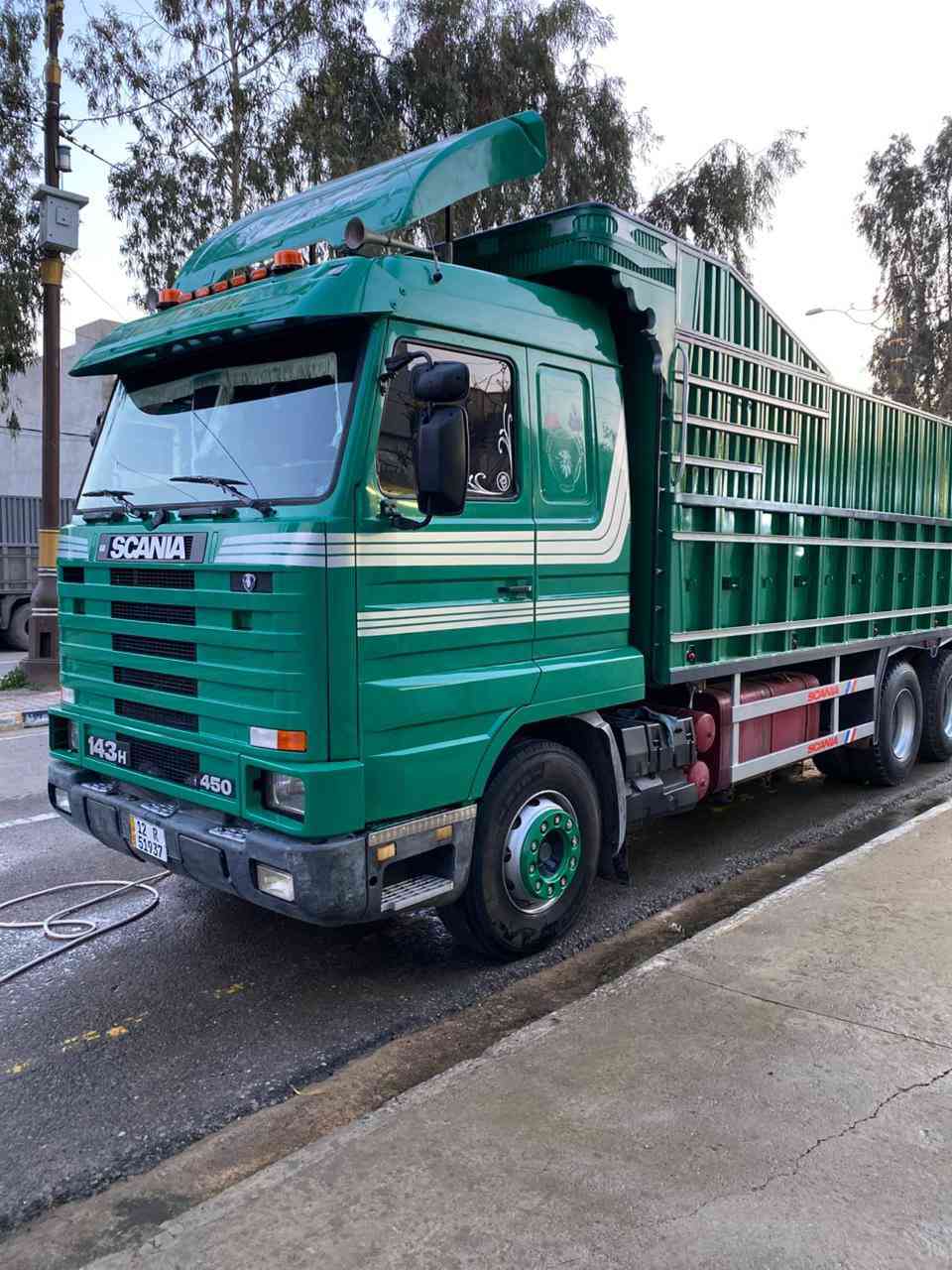 السلام عليكم 
سكانيا للبيع  143 شاصي طويل كير 900 بلادي قمارة بدون صبغ رقم نينوى اجنبي السيارة مكفولة من كلشي 
للاستفسار 
*********** 
***********
