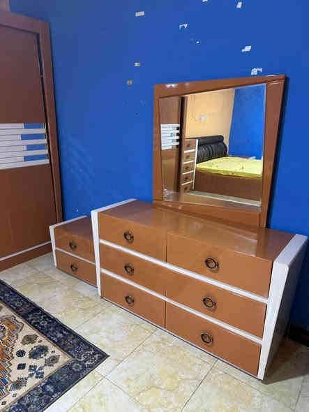 سلام عليكم غرفه اخشاب تركي نفرين تتكون من كنتور وميز مرايه وچربايه ومساعدتها وميز درور ومرايه عاموديه مع جرارات رقمي *********** البصرة
