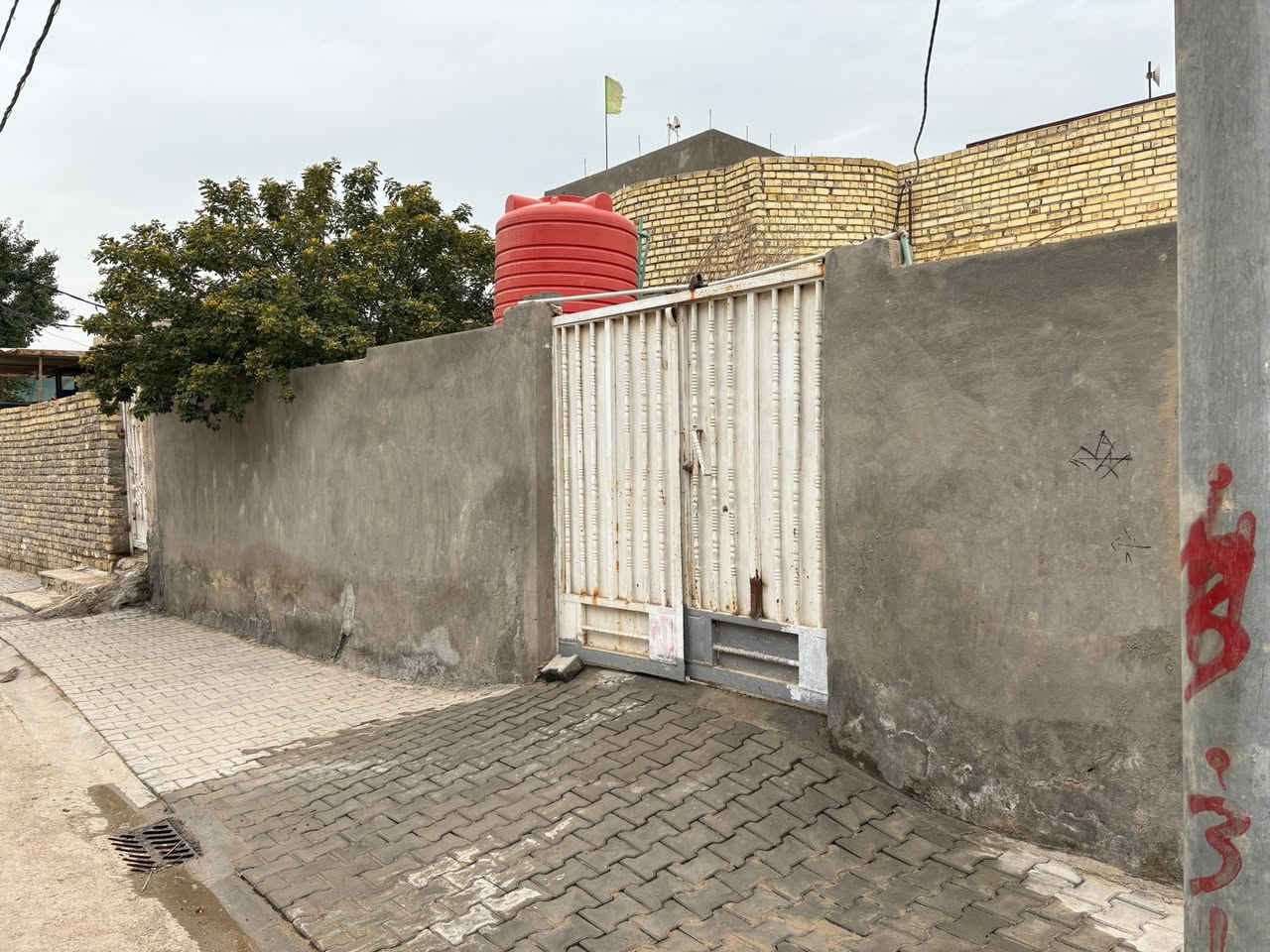 سلام عليكم
بيت للبيع مساحة 250متر بناء كامل
يتكون من غرفتين مطبخ صحيات داخليه وخارجيه 
المكان منطقة البوحسين نزلة ام الهوش الجديده
البقيه تفاصيل خاص او ع واتساب 
***********
