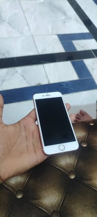 جهاز ايفون 7عادي شرط مامفتوح بطارية70 نضيف السعر45 07501615191
