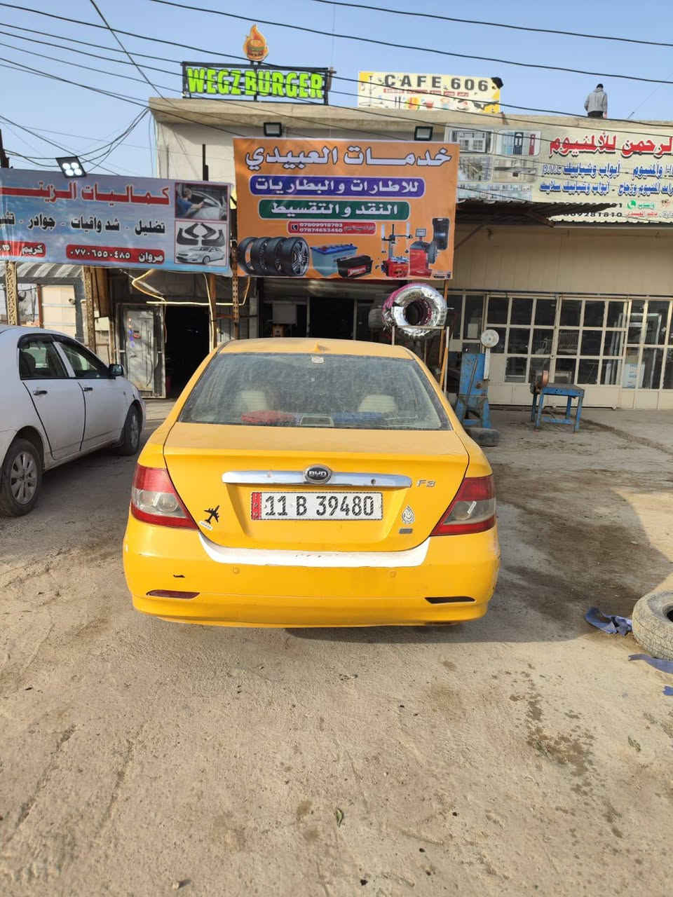 السلام عليكم. بي واي دي f3   مديل 2011
السيارة نضيفة 
مكفولة من اي حادث 
مصبوغة عام بسبب الجراد
غرفتها نضيفة  جدا كشنات  سقف   دشبول  ارضية بطايب بوب  كلها نضيفة مابيها اي نقص 
كهربائياتها بلاد كلها شغالة  
حدادية جيدة جدا صدر دبلات  خلفي امامي  
كير عادي مكفول 
محرك  ابيعلك محرك كايم لان بي صوت  يرادلها تجفيت سيارة شغالة وتمشي  بس صوت بالمكينة 
عنواني دورة  حي دجلة  
رقم هاتف  *********** 
المهتم يتصل  للعلم السيارة من استلام الشركة. لحد الان يمي  جناي. وما مشتغل بيها تكسي. استخدام شخصي
