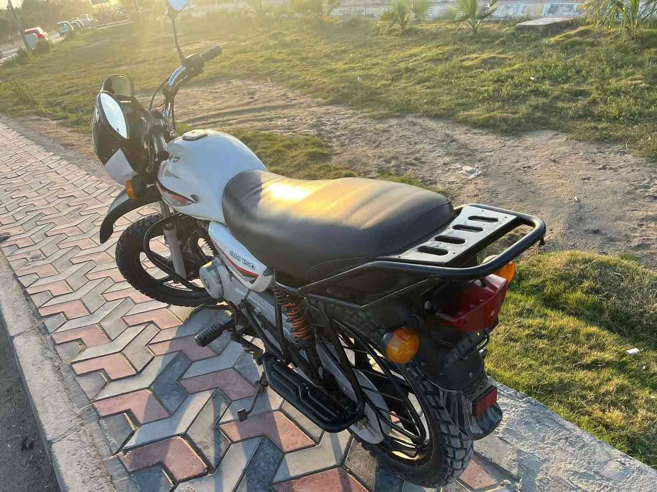 السلام عليكم دراجه للبيع مديل 19 اوراق كامله محرك لاتنقيص ولاتبخير دراجه حلوه حيل السعر مليون وخمسين الرقم ***********
