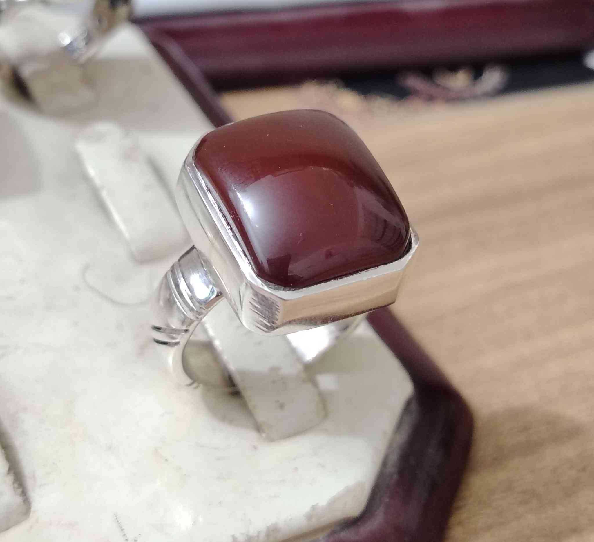 خاتم من حجر العقيق اليماني الكرزي
صياغه ثقيلة وجميلة فضه عيار ٩٢٥
يوجد توصيل إلى جميع المحافظات
التواصل ع الخاص او ع الواتساب ***********

