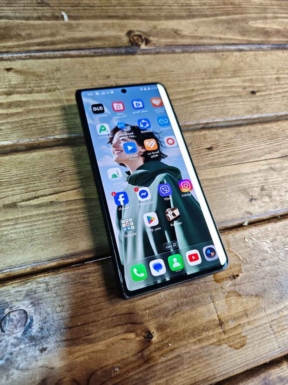 honor magic v2
شاشە باریکەکەی خەتێکی هەیە 
نیوەی بۆ سەرەوە ئیش ناکا لەمسەکەی
بەشی خوارەوەی عەیبی نیە نێلی پێ دەکرێ و وەلام دەدرێتەوە
شاشە گەورەکەشی یەک پەلەی بچوکی هەیە کێشەی دروست نەکردوە
باقی زەمان 
نرنی ٢ گەلا
ڕام ١٦
٥١٢
گلۆبال 
دوو سیم 
شوێن هەولێر 
گەیاندن هەیە 
*********** أربيل, العراق
