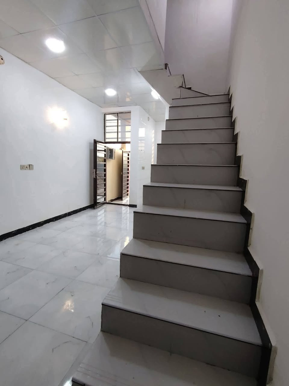 دار للبيع 🏡
 شغل نضام تركي كلش مرتب👌🏻
55 متر  #سند_25
24 #قابل_للتفاوض

غرفة/صاله/مطبخ/صحيات
مدخل/مكشوفه 
ماء/كهرباء/سوق/مدارس/تبليط #عرض_15

#ملاحضه_قرب_100م_للشارع_في_الخط_ألاول

الموقع 🏡 نجف/شارع الصب عمود 314
للتواصل
‏‪***********
