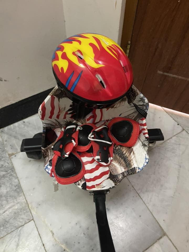 سكوتر كهربائي كلش نظيف واستعمال قليل لان ميعرف يسوقه ويا خوذة وكسارات المكان حي تونس افاق عربية 
للاستفسار ***********
