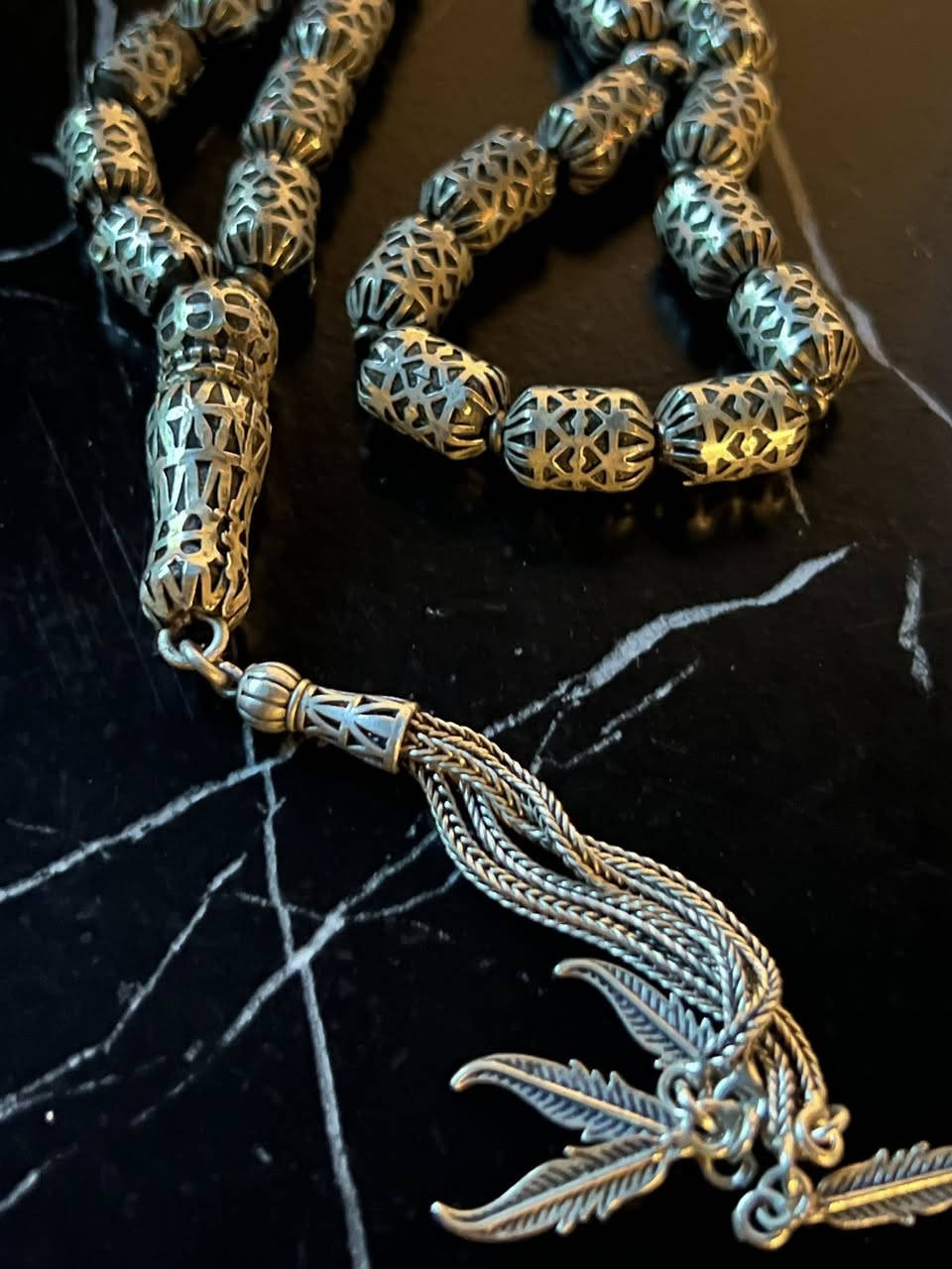 السلام عليكم
مسباح تلبيس فضه
33 حبه
قديم
الوزن 41 غرام
***********
