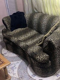 كنبة ثلاثية • قوية • عيب بسيط