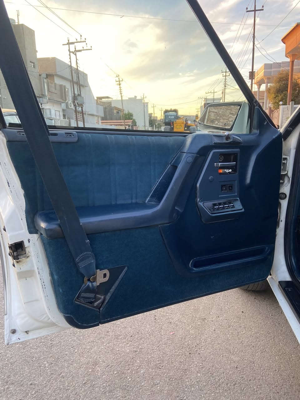 سلام عليكم اولدز ٩٠ رقم بغداد مشروع وطني سنوية جديد لغاية ٢٠٣٠ لوحات جديد و دولي وبأسمي شخصيا مصبوغ عام جمالية بدون ضربه بدون خياس محرك كير شرط تبريد تدفئة شرط كهربائيات كله شغال وبلاد حتى البك لايت بلاد مو تجاري تخم كب موجود بس وحده بي كسر سعره ٥٣ ومجال مكان السيارة كركوك  *********** تحياتي للكروب
