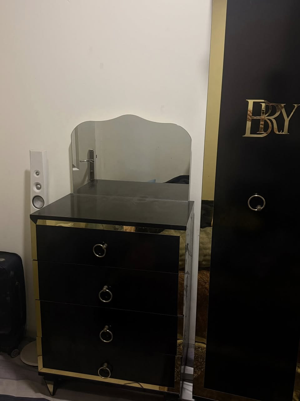 السلام عليكم غرفه نوم نفر جربايه بيهاا مخزن غرفه كلش حلوه سعرهاا 250قفل 
***********
