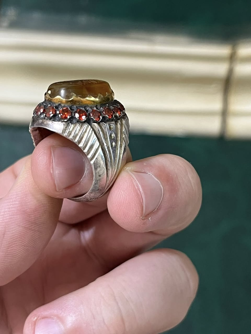 السلام عليكم
للبيع خاتم عقيق يماني مشمشي درجة اولى 
مخطوط ( ان الله هو الرزاق ذو القوة المتين) ومطلسم شرف الشمس في اسفل الحجر الصياغة درجة اولى مطعمة  و الداير ذهب حقيقي ١٠٠٪؜ كما موضح في الصورة 
يطلع اقل المثقال  وعلى الفحص  صياغة باسم زاروكة 
 
للبيع ب مليون ونص دينار
    
تواصل ***********
