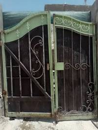 باب طلاقتين ..و3بيبان فرده وحده...وشباك متر ونص..في مترين حديد ثقيل......
