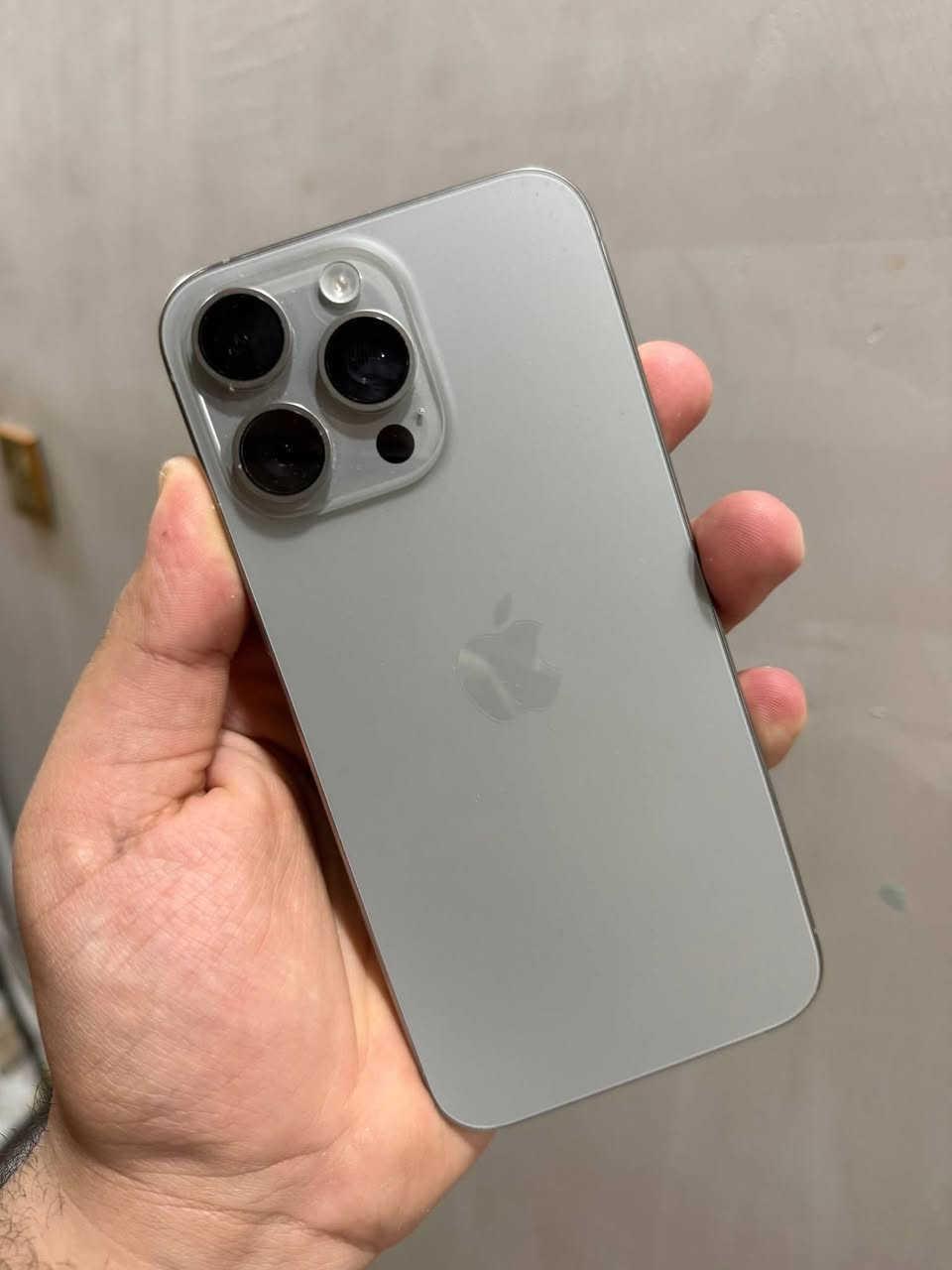 السلام عليكم
📱ايفون 15 برو ماكس
🤍 لون تيتانيوم 
💾 ذاكرة 1 تيرا
🔋 نسبه البطارية 95 مشحون 158
عربي ماستر AAA 
📞 تك سيم كارت
نضافه 100‎%‎
السعر مليون و 125
بغداد المنصور 
*********** اتصال
