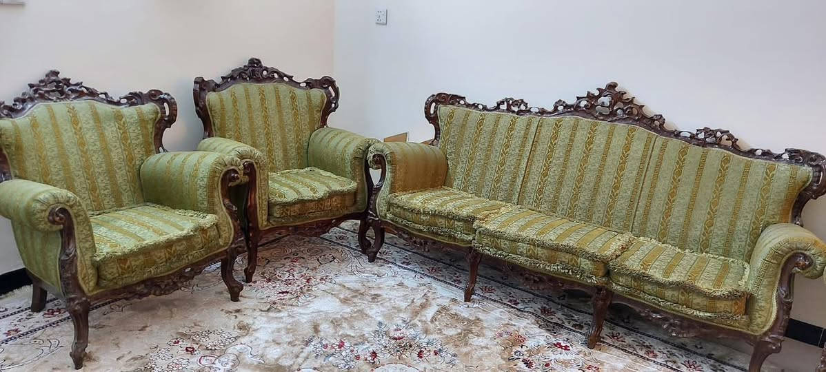 تخم ملكي نظيف جداً استعمال قليل خشب زان مندر منفصل وسيوره بالاسفل السعر ٣٥٠ الف
***********
