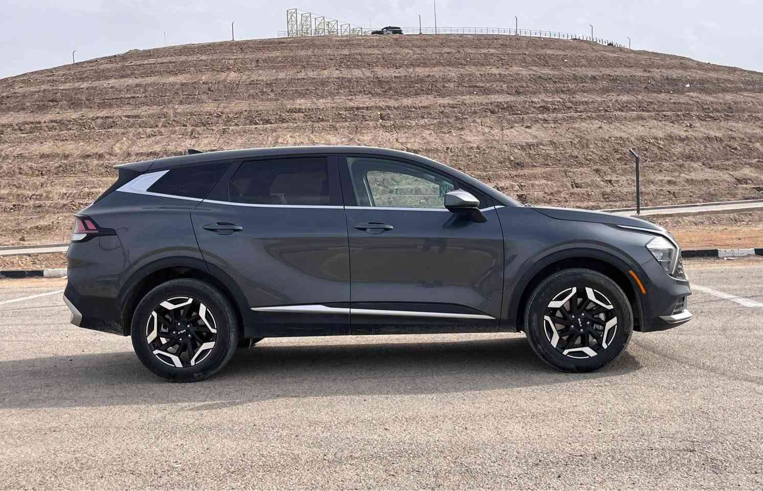 سبورتج LX الحجم الكبير وارد ضرر خشم البنيد فقط بدون ايرباك ولا دواخل ابداً مكينة وكير كفالة ماشيه 40 اي رصعة شخط طخه نقص مابيها دواخل جلد مشمشي تدفئة كشنات حساسات رادار قياده ذاتيه تحديد مسار هندبريك دكمه السيارة استخدام شخصي فقط ارضيات الشركه وياها ودخول جديد السعر 185 وبيها مجال بسيط عنواني بابل الحلة المركز *********** حلة, بابل
