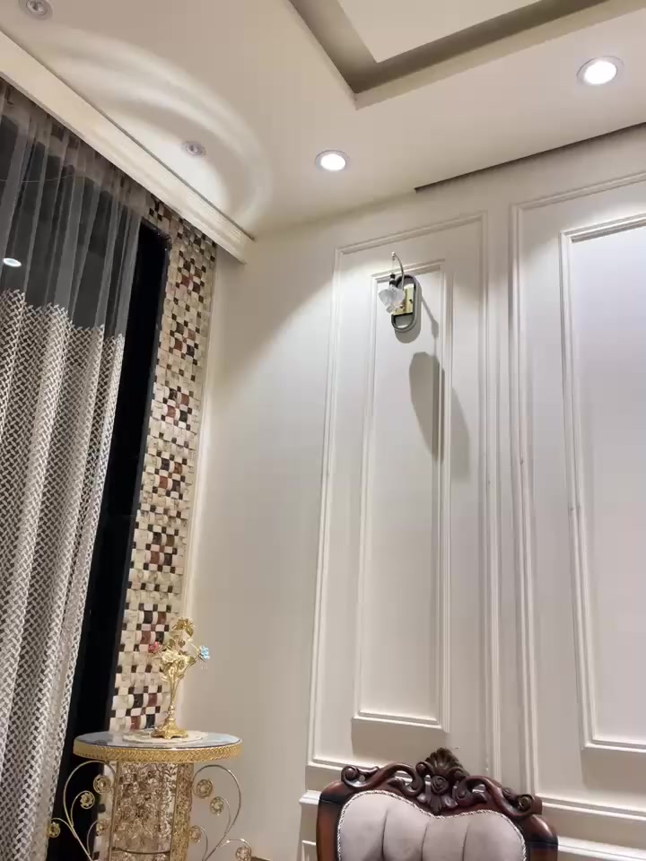 دار مساحه 300م حديث درجه اولى بمحله 809 بجانب الضريبه يحتوي 5 غرف نوم وصاله ومطبخ وحولي كبير السعر على الخاص *********** ناطق الحميري للعقار بيع نقد فقط
