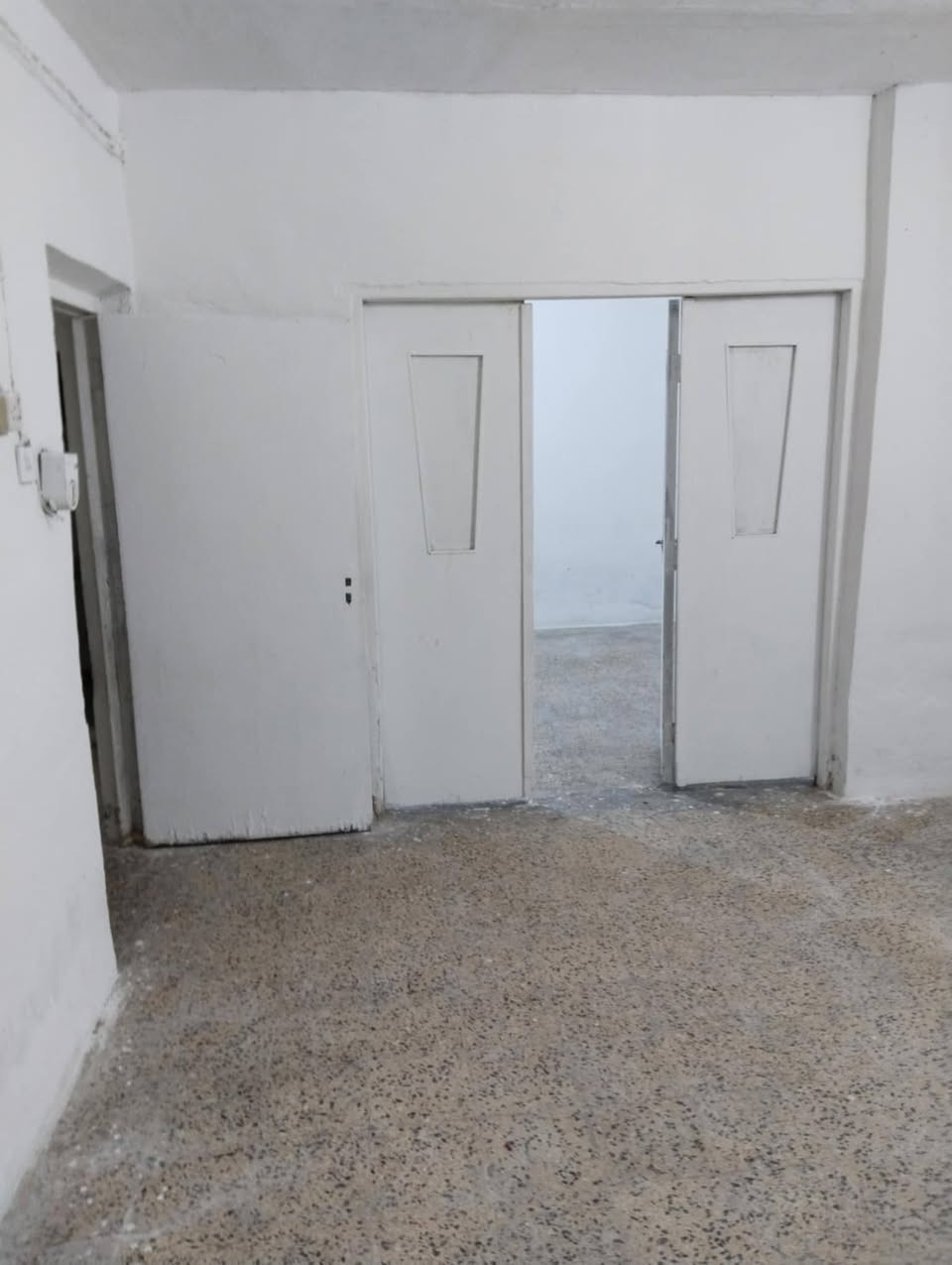 مشتمل للايجار ارضي غرفه وصاله مطبخ حمام مرافق وطرمه للايجار ***********
