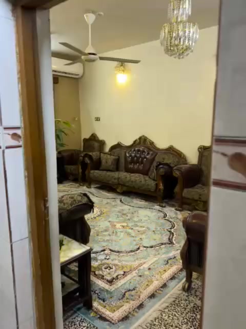 نصف قطعة مربعة واجهة ( ٧ امتار) 
البناء طابق ونصف
الطابق الأرضي يحتوي على غرفة استقبال وغرفة نوم وصالة (مطبخ) مع حمام وتواليت منفصل ومنور
الطابق الثاني يحتوي على غرفة نوم مع غرفة سندويج ومخزن 
مدينة الصدر قطاع ٥٣ 
للاستفسار ***********
