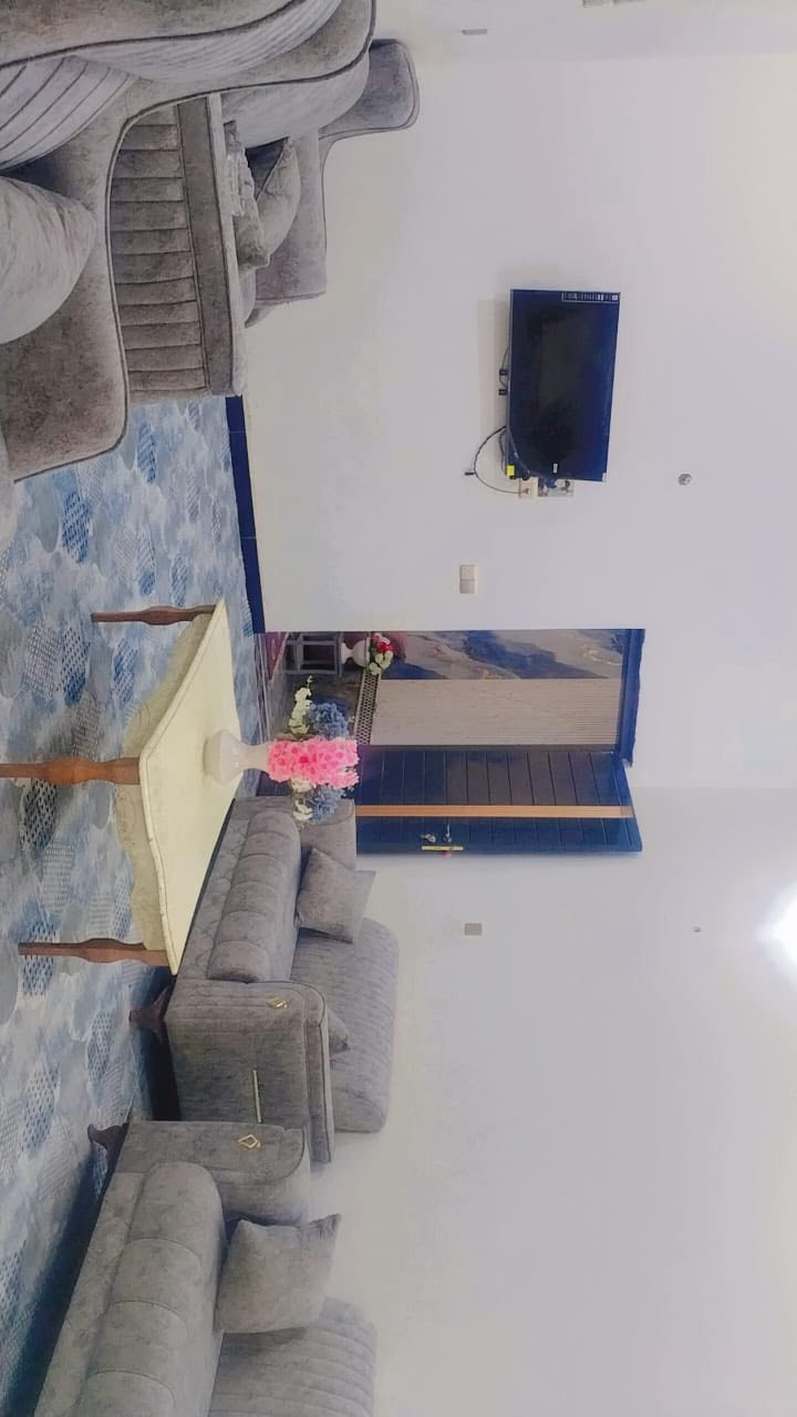 السلام عليكم ورحمة الله وبركاته آحبتي العزاز 🏡.
دار سكني للبيع في حي الشموع زراعي مساحه البيت 200 متر بناء درجه اولئ جداً قريب ع شارع العام  
للاستفسار اكثر تصال 📞.
*********** محمد امين للعقار 🏡.
