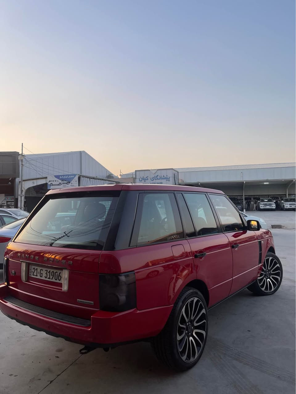 range rover 2009  vog 
فول فول مواسەفات 
مەکینە V8 سوپەر 
رەنگۆراوی دوبەی بی ناو بی دەعم و لیدراو 
گیر و مەکینە و دەبل ئەکسل بە شەرت 
فول فول مواسەفات   
قوفلی ٨٨ گەلایە 
***********  وەتسئەپ ڤایبەر 
لە سلیمانیم السليمانية, العراق

